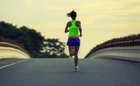 Foto de Joven fitness asiático mujer corredor corriendo en ciudad camino - Imagen libre de derechos