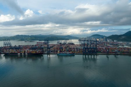 Téléchargez les photos : Shenzhen, Chine - Vers 2022 : Vue aérienne du paysage au port de Yantian dans la ville de Shenzhen, Chine - en image libre de droit