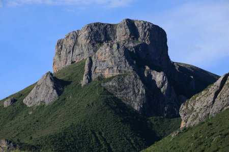Foto de Paisaje montañoso de gran altitud bajo cielo azul - Imagen libre de derechos