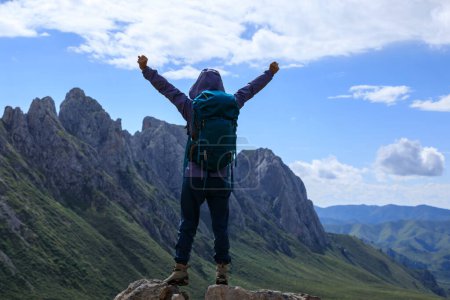 Téléchargez les photos : Femme sac à dos randonnée réussie sur le sommet de la montagne alpine - en image libre de droit