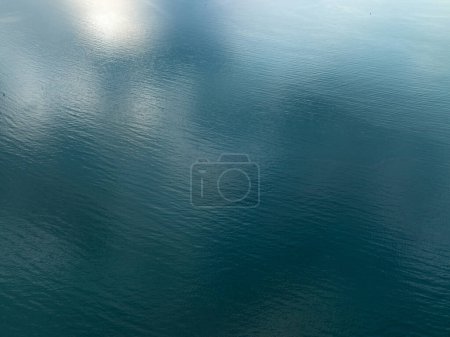 Foto de Drone vista aérea de la superficie de las olas marinas - Imagen libre de derechos