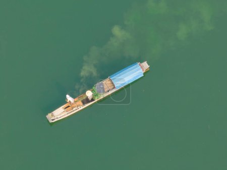 Foto de Shenzhen, China - Circa 2022: Vista aérea de la pesca en barco en Guangdong, China - Imagen libre de derechos