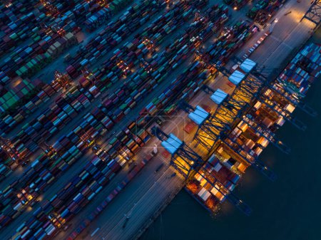 Téléchargez les photos : Vue aérienne du terminal à conteneurs la nuit - en image libre de droit