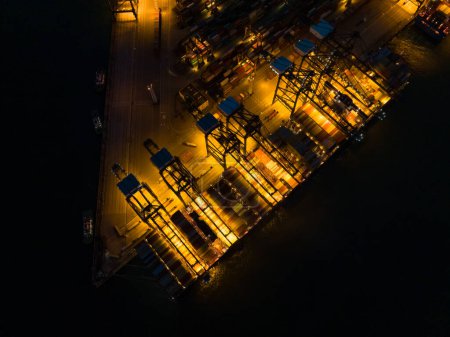 Foto de Vista aérea de la terminal de contenedores por la noche - Imagen libre de derechos