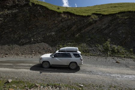 Téléchargez les photos : Conduite de voiture hors route sur le sommet de la montagne haute altitude - en image libre de droit