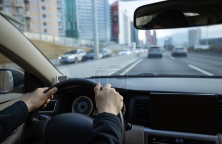 Foto de Gente conduciendo coche en la ciudad carretera - Imagen libre de derechos