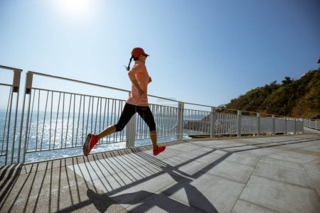 Zdrowy styl życia fitness sport kobieta biegnie po schodach na nadmorskim szlaku