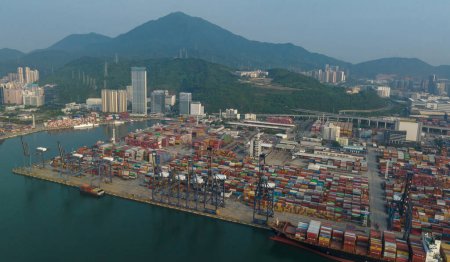 Téléchargez les photos : Shenzhen, Chine - Circa 2022 : Vue aérienne du porte-conteneurs dans le port de Yantian dans la ville de Shenzhen, Chine - en image libre de droit