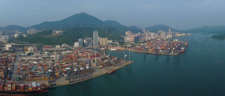 Téléchargez les photos : Shenzhen, Chine - Circa 2022 : Vue aérienne du porte-conteneurs dans le port de Yantian dans la ville de Shenzhen, Chine - en image libre de droit