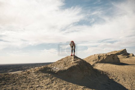 Téléchargez les photos : Femme fatiguée trail runner cross country running on desert hill top - en image libre de droit