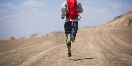 Téléchargez les photos : Fitness femme trail runner cross country course sur désert - en image libre de droit