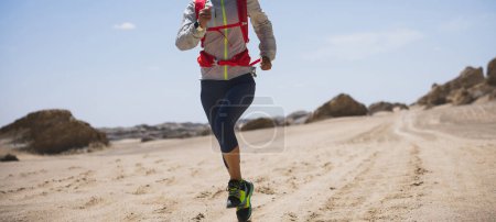 Foto de Fitness mujer trail runner cross country running en el desierto - Imagen libre de derechos