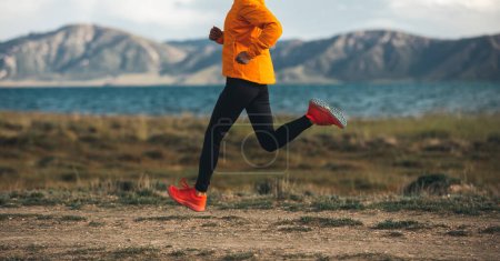 Téléchargez les photos : Femme trail runner cross country courir à l'extérieur - en image libre de droit