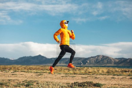 Téléchargez les photos : Femme trail runner cross country courir à l'extérieur - en image libre de droit