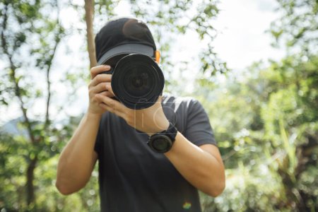 Téléchargez les photos : Femme photographe prenant des photos dans les montagnes d'été - en image libre de droit