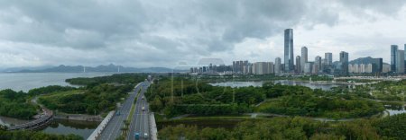 Téléchargez les photos : Vue panoramique aérienne du paysage dans la ville de Shenzhen, en Chine - en image libre de droit