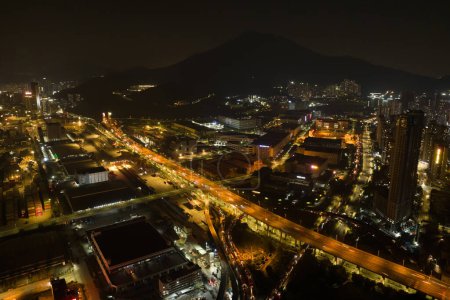Téléchargez les photos : Shenzhen, Chine - Vers 2022 : Vue aérienne du terminal international de conteneurs de Yantian la nuit dans la ville de Shenzhen, en Chine - en image libre de droit