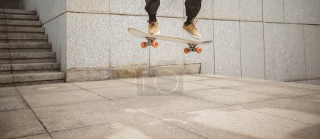 Foto de Skateboarder skateboarding en la ciudad moderna - Imagen libre de derechos