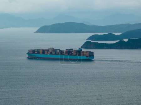 Téléchargez les photos : Aerial view of sea freight ship sailing in Shenzhen city, China - en image libre de droit