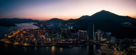 Téléchargez les photos : Shenzhen, Chine - Vers 2022 : Vue aérienne du terminal international de conteneurs de Yantian dans la ville de Shenzhen, Chine - en image libre de droit