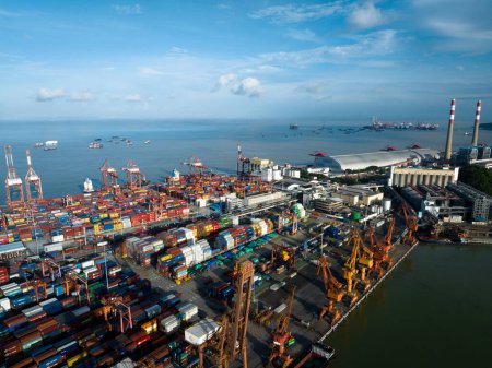 Foto de Shenzhen, China - Circa 2022: Vista aérea del puerto de Chiwan en la ciudad de Shenzhen, China - Imagen libre de derechos