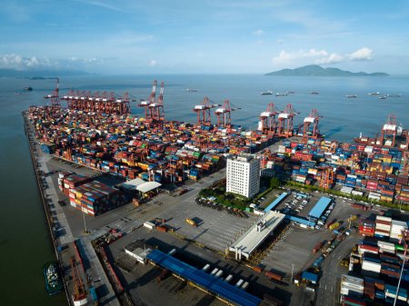 Foto de Shenzhen, China - Circa 2022: Vista aérea del puerto de Chiwan en la ciudad de Shenzhen, China - Imagen libre de derechos