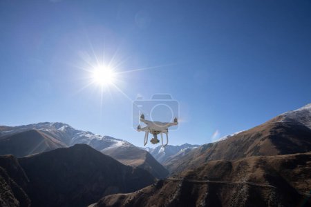 Téléchargez les photos : Drone volant dans le ciel de haute altitude - en image libre de droit