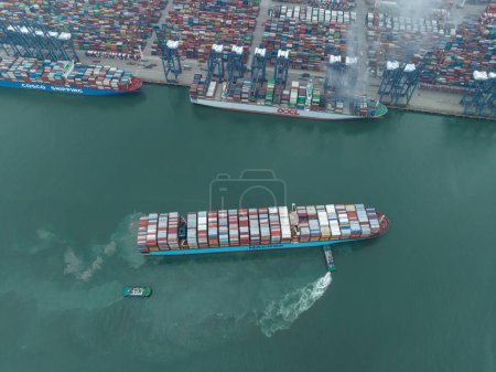 Téléchargez les photos : Shenzhen, Chine - Vers 2022 : Vue aérienne du paysage au port de Yantian dans la ville de Shenzhen, Chine - en image libre de droit