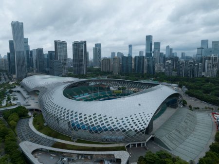 Téléchargez les photos : Shenzhen, Chine - Vers 2022 : Vue aérienne du stade sportif de la ville de Shenzhen, Chine - en image libre de droit