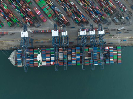 Foto de Shenzhen, China - Circa 2022: Vista aérea del paisaje en el puerto de Yantian en la ciudad de Shenzhen, China - Imagen libre de derechos