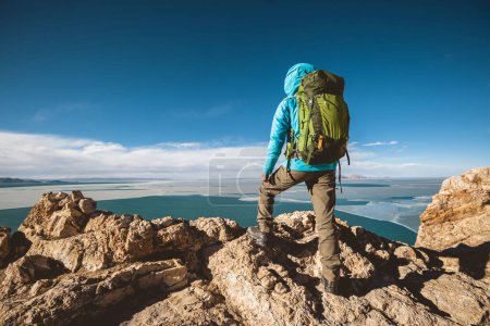 Téléchargez les photos : Femme randonneur profiter de l'ivew sur la falaise du sommet de la montagne ege au bord du lac - en image libre de droit