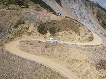 Téléchargez les photos : Vue aérienne de la conduite d'une voiture hors route au Tibet, en Chine - en image libre de droit