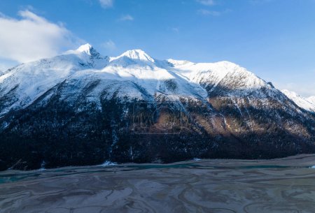 Téléchargez les photos : Vue aérienne de belles montagnes de neige et d'un lac au Tibet, en Chine - en image libre de droit