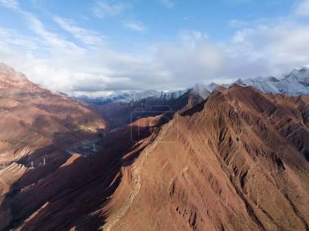 Téléchargez les photos : Vue aérienne du magnifique paysage de danxia au Tibet, en Chine - en image libre de droit