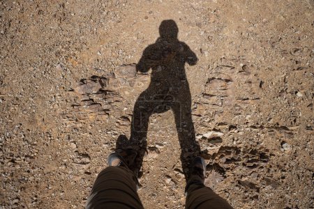 Foto de Mujer excursionista tomando fotos en montañas rocosas - Imagen libre de derechos