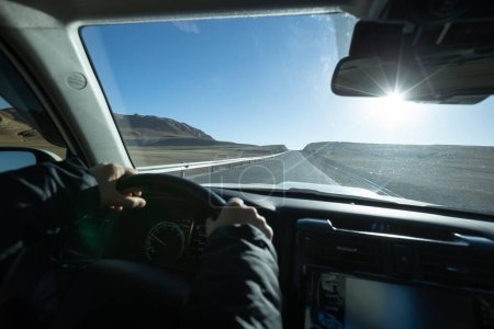 Téléchargez les photos : Conduire une voiture hors route dans la nature - en image libre de droit