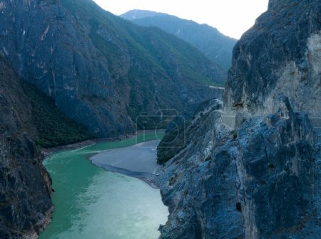 Téléchargez les photos : Vue aérienne du paysage à la campagne dans la province du Yunnan, en Chine - en image libre de droit
