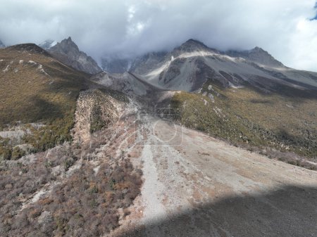 Téléchargez les photos : Vue aérienne du magnifique paysage de haute altitude au Tibet, en Chine - en image libre de droit