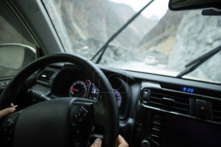 Téléchargez les photos : Voiture de conduite sur le sentier de montagne de haute altitude, Chine - en image libre de droit