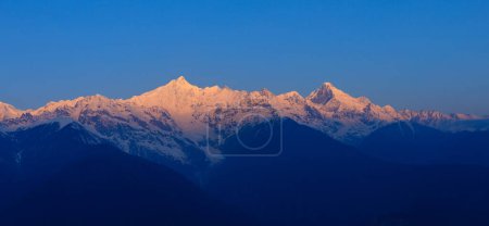 Téléchargez les photos : Beau lever de soleil paysage de montagne de neige meri dans le Yunnan, Chine - en image libre de droit