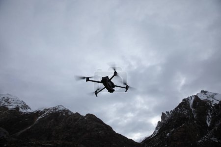 Foto de Drone volador en montañas de gran altitud - Imagen libre de derechos