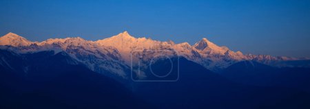 Téléchargez les photos : Beau lever de soleil paysage de montagne de neige meri dans le Yunnan, Chine - en image libre de droit
