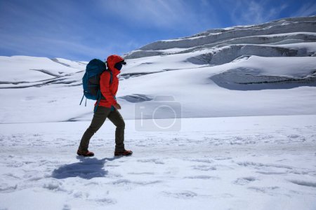 Foto de Senderismo mujer senderismo en invierno montañas glaciares de gran altitud, China - Imagen libre de derechos