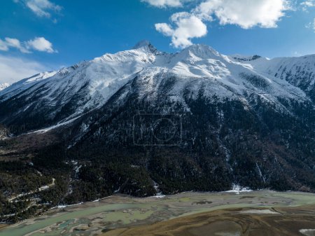 Téléchargez les photos : Vue aérienne de belles montagnes de neige et de la rivière au Tibet, en Chine - en image libre de droit