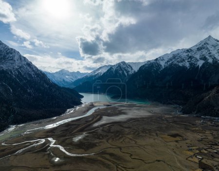 Foto de Vista aérea de hermosas montañas de nieve y lago en el Tíbet, China - Imagen libre de derechos