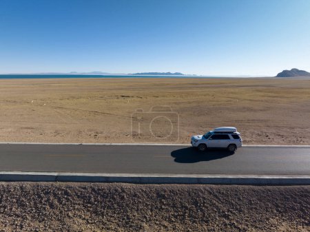 Téléchargez les photos : Voiture de conduite sur le sentier de haute altitude - en image libre de droit