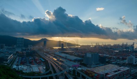 Foto de Shenzhen, China - Circa 2022: Vista aérea de Yantian terminal internacional de contenedores en la ciudad de Shenzhen, China - Imagen libre de derechos