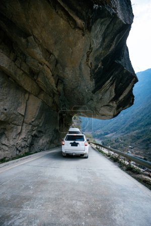 Foto de Coche de conducción en el sendero de montaña de gran altitud, China - Imagen libre de derechos