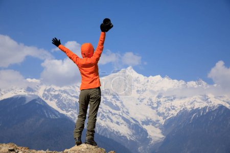 Téléchargez les photos : Randonneuse pédestre en hiver montagne d'altitude Hugh, Chine - en image libre de droit