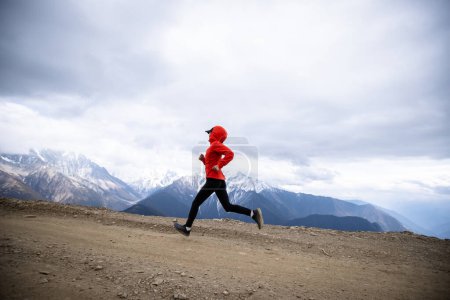 Téléchargez les photos : Femme trail runner cross country courir à haute altitude montagnes - en image libre de droit